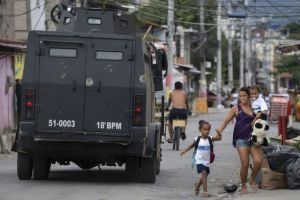 Denuncian jóvenes por fingir invadir cárcel disfrazados de “La Casa de Papel” en Brasil