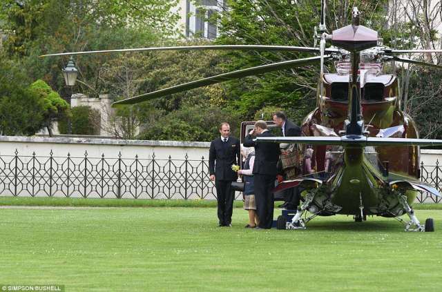4BBDB35F00000578-0-The_Queen_is_pictured_stepping_out_of_the_helicopter_at_Kensingt-a-72_1525206659657