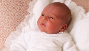 Familia real británica difunde dos fotos del príncipe recién nacido Louis
