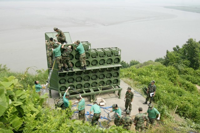 EPA5984. - (COREA DEL SUR), 30/04/2018.- Soldados surcoreanos desmantelan altavoces propagandísticos de la frontera entre las dos coreas en Corea del Sur el 16 de junio de 2004. El Ministerio de Defensa surcoreano ha anunciado hoy, 30 de abril de 2018, que retirará los equipos de megafonía de la zona desmilitarizada entre las dos Coreas propagandísticos en la frontera a partir de mañana, de acuerdo con las negociaciones llevadas a cabo en la cumbre intercoreana celebrada la semana pasada. EFE/ Yonhap PROHIBIDO SU USO EN COREA DEL SUR