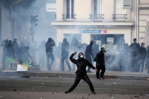 Policía de París reprime a manifestantes encapuchados en el Día del Trabajador #1May