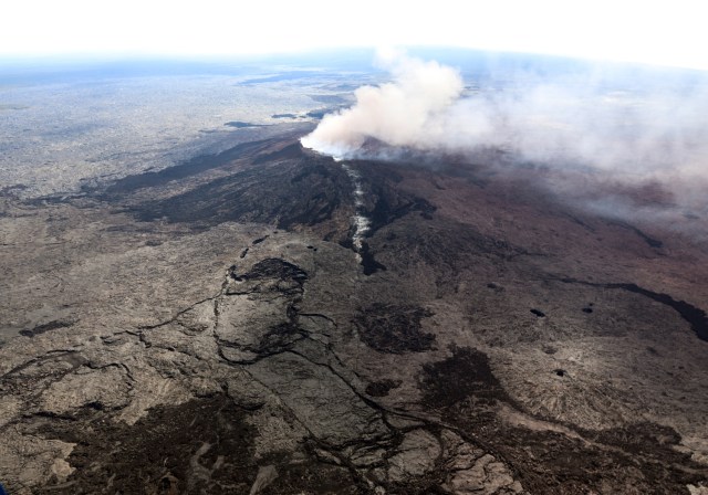 EPA8941. PAHOA (ESTADOS UNIDOS), 04/05/2018.- Vista de una fisura en la ladera occidental y el cráter derrumbado de Pu'u 'O'o, en la con lava del volcán Kilauea cerca de Pahoa, Hawai (Estados Unidos) ayer, 3 de mayo de 2018. El volcán Kilauea entró en erupción provocando una orden de evacuación de una zona residencial cercana. EFE/Servicio Geológico de Estados Unidos (USGS) 