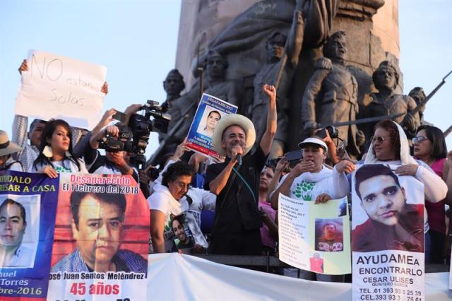 Cientos de personas protestan en silencio hoy, viernes 4 de mayo de 2018, en las principales calles de la ciudad de Guadalajara, Jalisco (México), por la muerte de tres jóvenes estudiantes de cine de Jalisco, que según las autoridades fueron asesinados y disueltos en ácido. EFE/Carlos Zepeda
