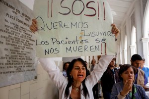 PNB bloquea entradas del Hospital Vargas para no dejar marchar a médicos y enfermeros #16Ago