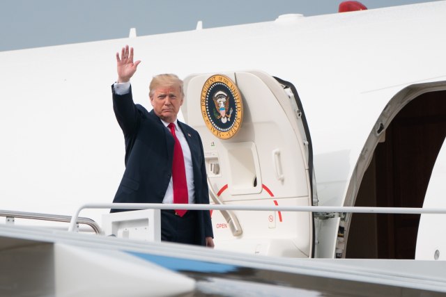 MAR01. JOINT BASE ANDREWS (MARYLAND, EE.UU.), 10/05/2018.- El presidente de los Estados Unidos Donald J. Trump se despide al abordar el Air Force One hoy, jueves 10 de mayo de 2018, para viajar a Indiana, en la Base Aérea Andrews en Maryland (EE.UU.). EFE/Erin Schaff / POOL