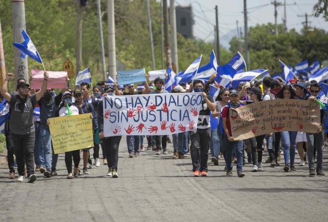 MGA06. MANAGUA (NICARAGUA), 11/05/2018.- Varios estudiantes universitarios participan en una marcha en apoyo a los jóvenes atrincherados en la Universidad Nacional Autónoma de Nicaragua (UNAN) hoy, viernes 11 de mayo de 2018, durante una manifestación, en Managua (Nicaragua). Los bloqueos en las carreteras de Nicaragua para protestar contra el Gobierno de Daniel Ortega proliferaron hoy en el país centroamericano, donde una crisis sociopolítica ha cobrado 50 muertos en 24 días, la mayoría entre el 18 y el 22 de abril pasado. EFE/Jorge Torres.