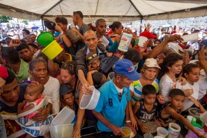 Bertucci busca votos regalando sopas y Maduro pide al chavismo unión (Fotos)