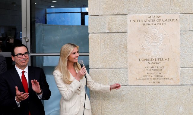 EPA9630. JERUSALÉN (ISRAEL), 05/14/2018.- La asesora presidencial estadounidense Ivanka Trump y el secretario del Tesoro de EE.UU., Steven Mnuchin, participan en la ceremonia de inauguración de la embajada estadounidense en Arnona, Jerusalén, Israel, el 14 de mayo del 2018. "Hoy abrimos la embajada de los Estados Unidos en Jerusalén, Israel", dijo el embajador frente al presidente israelí, Reuvén Rivlin, el primer ministro, Benjamín Netanyahu, y EFE/Abir Sultan