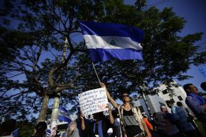 Nicaragua busca revivir diálogo en medio de crecientes bloqueos de vías y más muertos