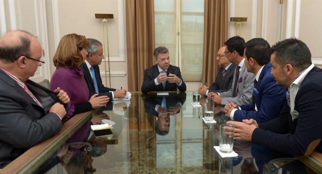 Fotografía cedida por la Presidencia de Colombia que muestra al mandatario colombiano, Juan Manuel Santos (c); junto al embajador de Ecuador, Rafael Paredes (4-d); Raúl Alfonso Borja (d), Christian Segarra (2-d) y Ricardo Rivas (3-d), familiares de los tres integrantes del equipo de prensa del diario El Comercio que fueron secuestrados y posteriormente asesinados en la zona fronteriza con Colombia, durante una reunión hoy, martes 15 de mayo de 2018, en Bogotá (Colombia). EFE