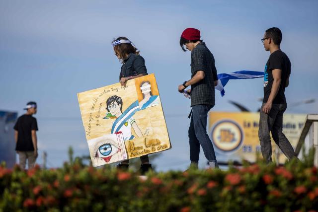NI40. MANAGUA (NICARAGUA), 17/05/2018.- Tres jóvenes con un cartel participan en un plantón hoy, jueves 17 de mayo de 2018, durante el día numero 30 de protestas en contra del gobierno de Daniel Ortega, en Managua (Nicaragua). Al grito de "justicia", cientos de personas marcharon hoy en el centro moderno de la capital nicaragüense para acompañar a las madres y amigos de los jóvenes asesinados durante las protestas violentas acontecidas en Nicaragua desde el pasado 18 de abril hasta la fecha. EFE/Jorge Torres