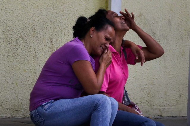 VEN04. BARQUISIMETO (VENEZUELA), 18/05/2018.- Familiares de los recluidos en la Comunidad Penitenciaria Fénix lloran en la inmediaciones de la morgue hoy, viernes 18 de mayo de 2018, en Barquisimeto (Venezuela). Un motín dentro de la Comunidad Penitenciaria Fénix, ubicada en el estado venezolano de Lara, dejó un saldo de 10 fallecidos y al menos 25 heridos, informaron hoy a Efe fuentes militares y organizaciones no gubernamentales. EFE/Miguel Gutiérrez