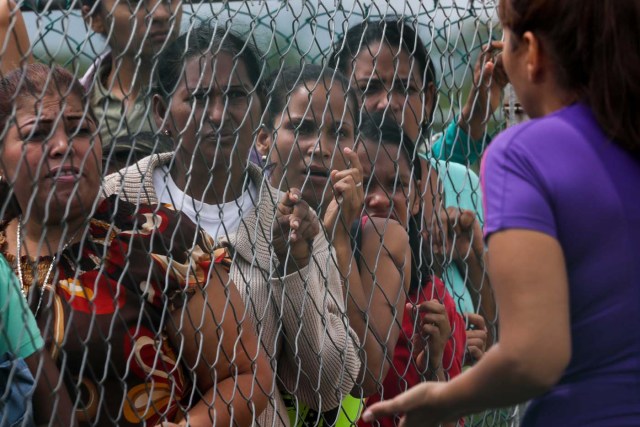 VEN08. BARQUISIMETO (VENEZUELA), 18/05/2018.- Familiares de recluidos en la Comunidad Penitenciaria Fénix permanecen en la inmediaciones de la morgue hoy, viernes 18 de mayo de 2018, en Barquisimeto (Venezuela). Un motín dentro de la Comunidad Penitenciaria Fénix, ubicada en el estado venezolano de Lara, dejó un saldo de 10 fallecidos y al menos 25 heridos, informaron hoy a Efe fuentes militares y organizaciones no gubernamentales. EFE/Miguel Gutiérrez