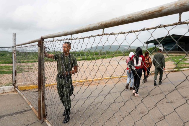 VEN25. BARQUISIMETO (VENEZUELA), 18/05/2018.- Familiares de recluidos en la Comunidad Penitenciaria Fénix permanecen en la inmediaciones de la cárcel hoy, viernes 18 de mayo de 2018, en Barquisimeto (Venezuela). Un motín dentro de la Comunidad Penitenciaria Fénix, ubicada en el estado venezolano de Lara, dejó un saldo de 10 fallecidos y al menos 25 heridos, informaron hoy a Efe fuentes militares y organizaciones no gubernamentales. EFE/Miguel Gutiérrez