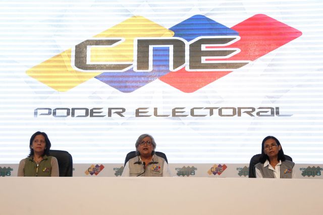 CAR301. CARACAS (VENEZUELA), 20/05/2018.- Fotografía cedida por la Agencia Venezolana de Noticias (AVN) de la presidenta del Consejo Nacional Electoral (CNE) Tibisay Lucena (c) junto a Sanda Oblitas (i) y Socorro Hernández (d) mientras anuncian los resultados de las elecciones presidenciales hoy, domingo 20 de mayo de 2018, en Caracas (Venezuela). Nicolás Maduro repite en la Presidencia de Venezuela para el período 2019-2025 al ganar este domingo unos comicios marcados por la altísima abstención y la exigencia de los derrotados de que se repitan las elecciones por las irregularidades registradas. EFE/Cristian Hernández