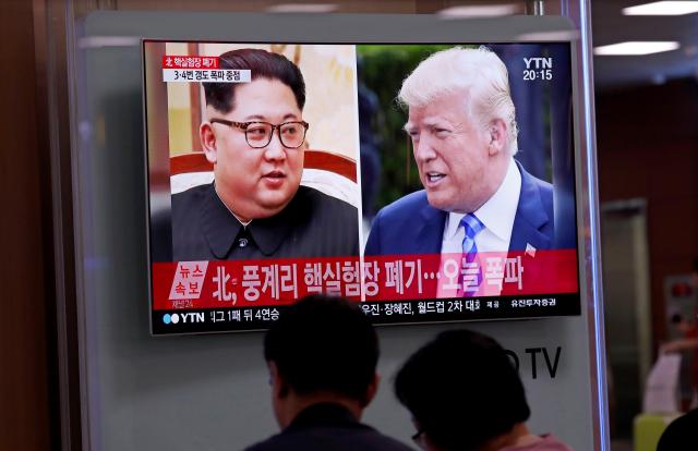 EPA9822. SEÚL (COREA DEL SUR), 24/05/2018.- Varios surcoreanos siguen por televisión informaciones referidas a los líderes norcoreano, Kim Jong-un, y estadoundiense, Donald Trump, en la Estación de Seúl (Corea del Sur) hoy, 24 de mayo de 2018. Corea del Norte anunció que desmantelaría la base tras la cumbre celebrada el pasado 27 de abril con Corea del Sur, en la que ambos países se comprometieron a trabajar por la "total desnuclearización" ante la cumbre prevista el 12 de junio ente Pyongyang y Washington. EFE/ Jeon Heon-kyun