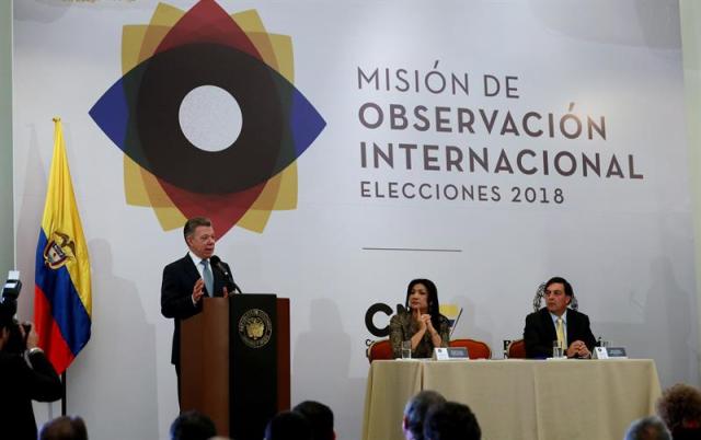 El presidente de Colombia, Juan Manuel Santos, habla junto a la presidenta del Consejo Nacional Electoral (CNE), Idayris Yolima Carrillo. EFE/Mauricio Dueñas Castañeda