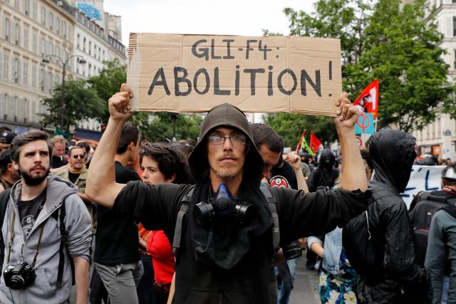 Paris (France), 26/05/2018.- A man holds a poster reading 'GLI-F4 Abolition' (a tear gas grenade type used by the police and considered as dangerous) as thousands of people demonstrate against French government reforms in Paris, France, 26 May 2018. Far left political parties and French trade union CGT (General Confederation of Labour) call for a national day of protest against the government policies. (Protestas, Francia, Estados Unidos) EFE/EPA/ETIENNE LAURENT