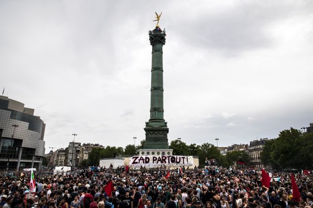 Paris (France), 26/05/2018.- A banner reading 'ZAD (Area to defend) everywhere, let blossom the communes) is displayed on the Place de la Bastille as thousands of people demonstrate against French government reforms in Paris, France, 26 May 2018. Far left political parties and French trade union CGT (General Confederation of Labour) call for a national day of protest against the government policies. (Protestas, Francia, Estados Unidos) EFE/EPA/ETIENNE LAURENT