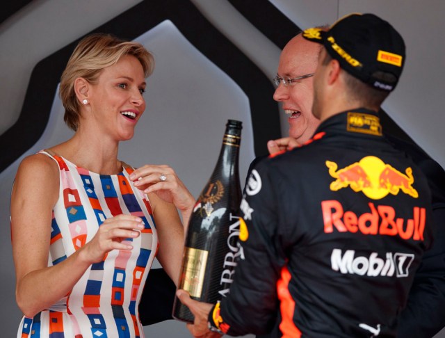 VXH13. Monte Carlo (Mónaco), 27/05 / 2018.- El piloto australiano de Fórmula Uno Daniel Ricciardo de Aston Martin Red Bull Racing (R) celebra en el podio con el Príncipe Alberto II de Mónaco (C) con su esposa la Princesa Charlene (L) después ganando el Gran Premio de Fórmula Uno 2018 de Mónaco en el circuito de Monte Carlo en Mónaco, el 27 de mayo de 2018. (Fórmula Uno) EFE / EPA / VALDRIN XHEMAJ