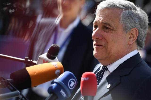 EPA3798. SOFÍA (BULGARIA), 17/05/2018.- El presidente del Parlamento Europeo, Antonio Tajani, atiende a la prensa a su llegada a Cumbre Unión Europea (UE)-Balcanes Occidentales en el Palacio Nacional de la Cultura en Sofía (Bulgaria) hoy, 17 de mayo de 2018. EFE/ Vassil Donev