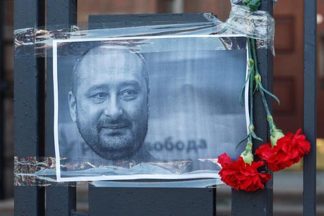 Vista del retrato fijado por activistas ucranianos del periodista opositor ruso asesinado ayer, Arkady Babchenko, en una verja de la embajada rusa en Kiev, Ucrania, hoy, 30 de mayo de 2018. EFE/ Stepan Franko