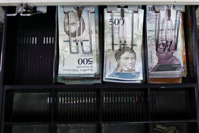 Las notas del bolívar venezolano se muestran en una caja registradora abierta en un estacionamiento en Caracas, Venezuela el 29 de mayo de 2018. REUTERS / Marco Bello
