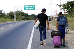 Venezolanos se aventuran a pie por carreteras colombianas en busca de trabajo (FOTOS)