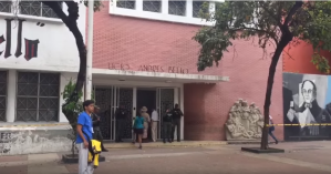 Las 17 mesas de votación del Liceo Andrés Bello en Caracas desoladas (Video)