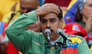 LA FOTO: Candidato Maduro cae en razón de que al ganar tendrá que arreglar los problemas del presidente Maduro