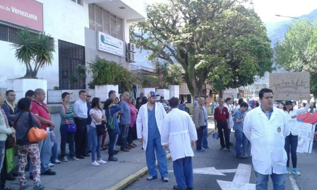  Los profesionales de la salud se encontraban protestando por la amenaza realizada por el Ejecutivo de intervenir dicho recinto médico. (Foto: Leonardo León @leoperiodista)