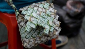 La “poderosa” moneda venezolana la siguen vendiendo en Cúcuta (Foto)