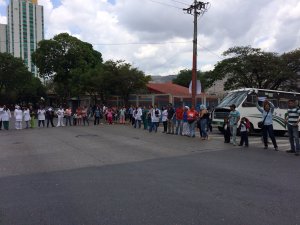 Trabajadores del Materno Infantil de El Valle protestan para exigir mejoras salariales (Video)