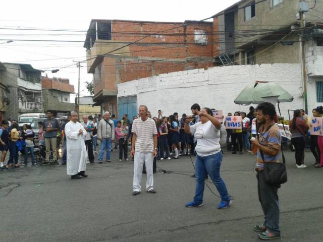 Vecinos de La Vega protestan por robo a comedor comunitario | Foto: @RobertoPatino