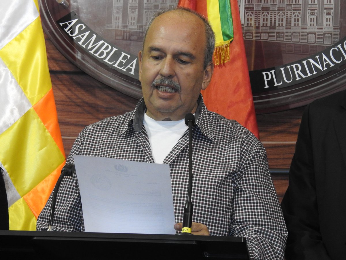 Senador boliviano pide investigar narcotráfico denunciado en el libro “Hugo Chávez, o espectro” (Carta)
