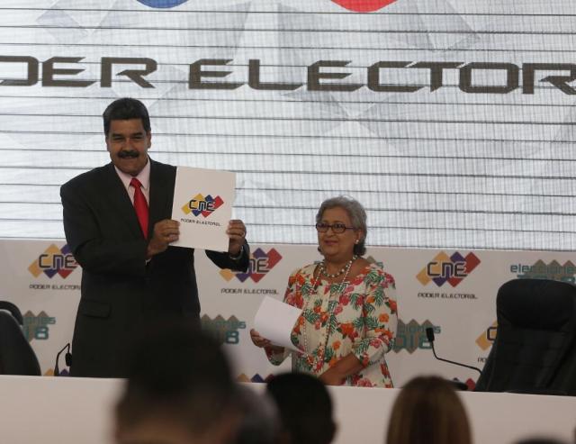 el Consejo Nacional Electoral (CNE), liderado por la rectoral Tibisay Lucena, "legitimó" a Nicolás Maduro como presidente de la República para el periodo 2019-2025. (Foto: VTV)