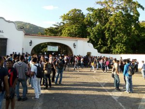 Estudiantes de la USB de Vargas protestan en las puertas de la institución #24May