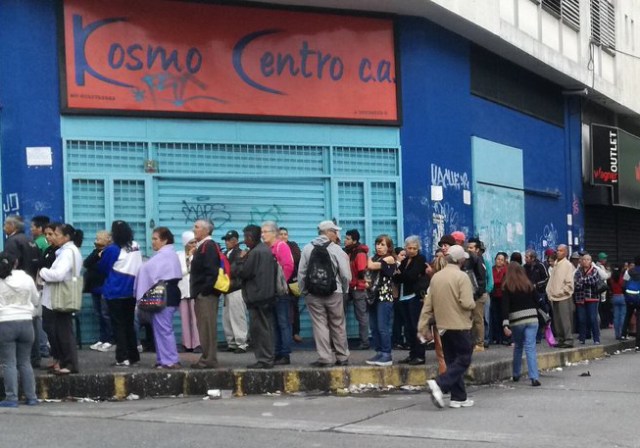 El Banco de Venezuela anunció que personas de la tercera edad y jubilados podrán dirigirse a sus bancos más cercanos para cobrar su mesada los días 15, 16 y 17 de mayo | Foto: @LeoPeriodista