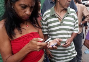 ¿Aló Tibi? En centro de votación de La Bombilla en Petare hacen cola para escanear el carnet de la patria (Fotos)