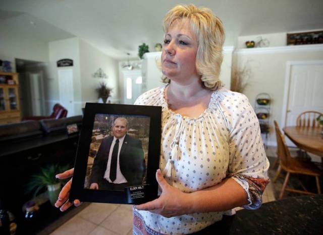 Laurie Holt muestra un foto de su hijo Joshua Holt, en su casa en Riverton, Utah, en julio del 2016, poco después de que Joshua fuese arrestado en Caracas. Rick Bowme AP 