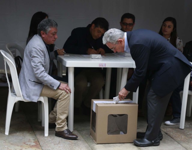 Colombian former president (2002-2010) and current senator Alvaro Uribe casts his vote at a polling station in Bogota during presidential elections in Colombia on May 27, 2018. / AFP PHOTO / John VIZCAINO