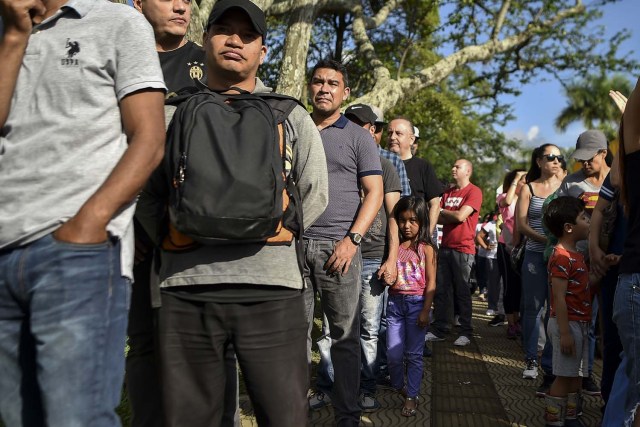People queue at a polling station in Cali, Valle del Cauca Department, during presidential elections in Colombia on May 27, 2018. / AFP PHOTO / Luis ROBAYO