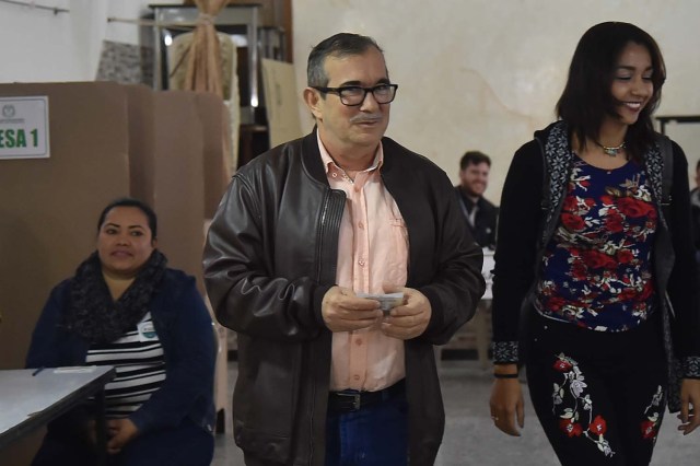 FARC leader Rodrigo Londono, better known as Timoleon "Timochenko" Jimenez, former presidential candidate for the Common Alternative Revolutionary Force (FARC) political party, votes at a polling station in Bogota during presidential elections in Colombia on May 27, 2018. / AFP PHOTO / Diana SANCHEZ