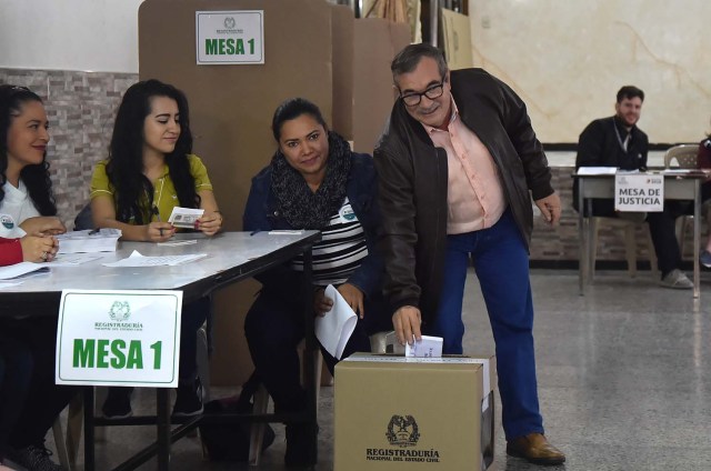 FARC leader Rodrigo Londono, better known as Timoleon "Timochenko" Jimenez, former presidential candidate for the Common Alternative Revolutionary Force (FARC) political party, castst his vote at a polling station in Bogota during presidential elections in Colombia on May 27, 2018. / AFP PHOTO / Diana SANCHEZ