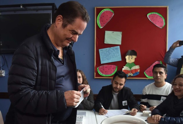 Colombian presidential candidate German Vargas Lleras, for the Cambio Radical party, votes at a polling station in Bogota during presidential elections in Colombia on May 27, 2018. / AFP PHOTO / Diana SANCHEZ