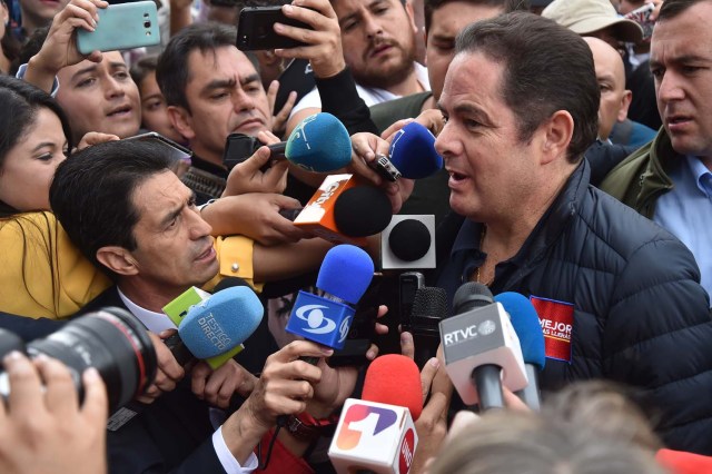 Colombian presidential candidate German Vargas Lleras, for the Cambio Radical party, speaks to the press after voting in Bogota during presidential elections in Colombia on May 27, 2018. / AFP PHOTO / Diana SANCHEZ