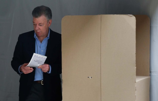 Colombian President Juan Manuel Santos votes at a polling station in Bogota during presidential elections in Colombia on May 27, 2018. / AFP PHOTO / John VIZCAINO
