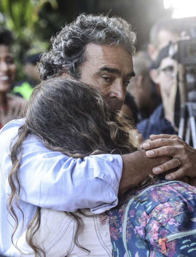 Colombian presidential candidate Sergio Fajardo hugs his daughter Mariana, after voting at a polling station in Medellin, Antioquia Department, during presidential elections in Colombia on May 27, 2018. / AFP PHOTO / Joaquin SARMIENTO
