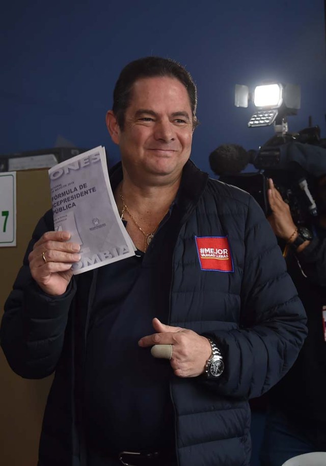Colombian presidential candidate German Vargas Lleras, for the Cambio Radical party, votes at a polling station in Bogota during presidential elections in Colombia on May 27, 2018. / AFP PHOTO / Diana SANCHEZ