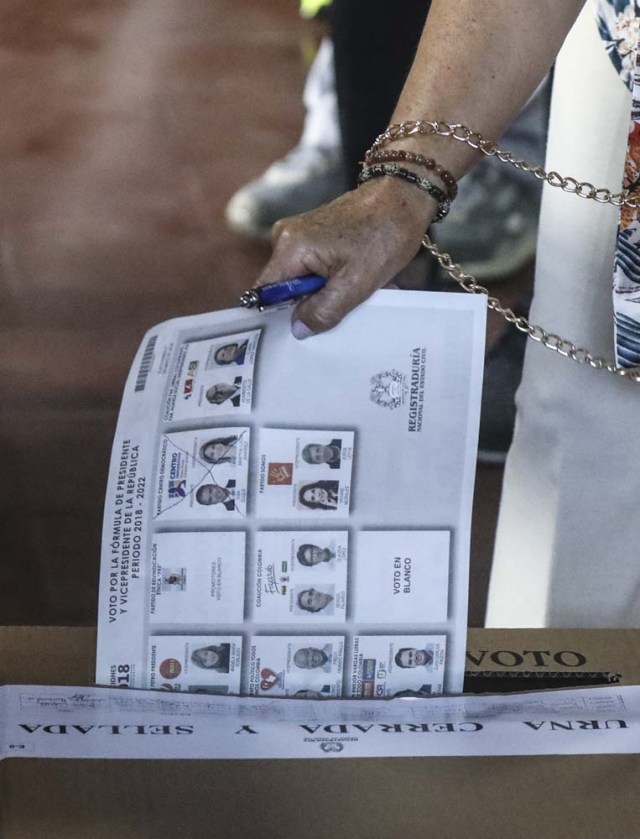 A woman votes at a polling station in Medellin, Antioquia Department, during presidential elections in Colombia on May 27, 2018. / AFP PHOTO / Joaquin SARMIENTO